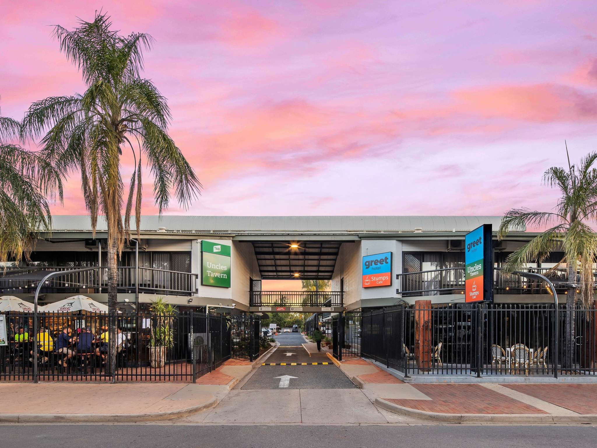 greet Hotel Alice Springs entrance