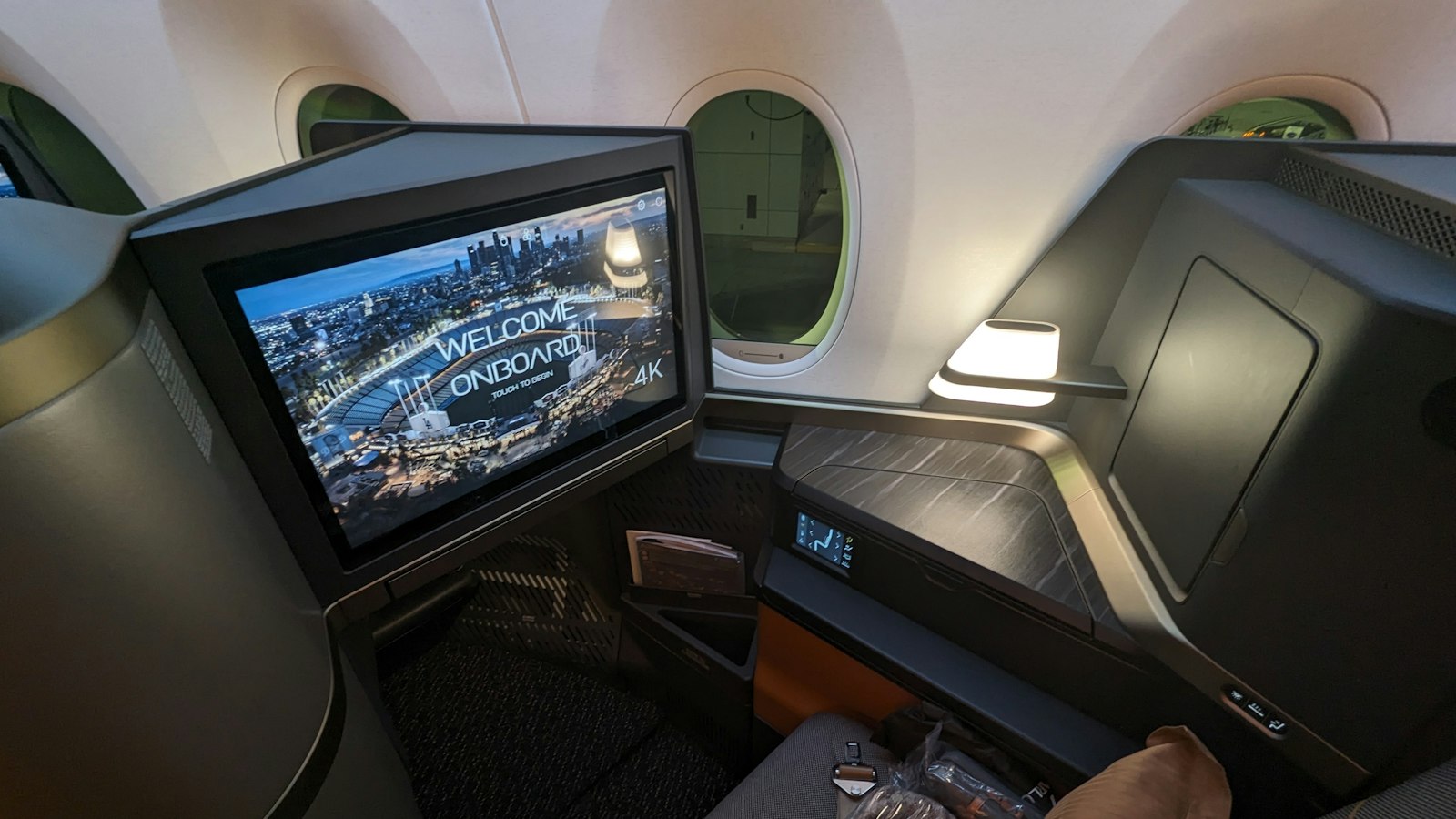 Starlux business class suite