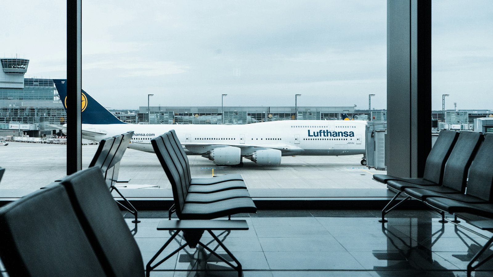 empty gray airport seats during daytime